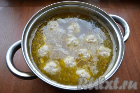 В суп с макаронами выложить фрикадельки, довести до кипения, огонь уменьшить. Варить суп до готовности макарон (точное время варки макаронных изделий смотрите на упаковке макарон, которые вы готовите, я использовала макароны, которые варятся 7 минут).