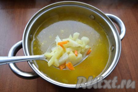 После того как картошка с момента закипания проварится 15 минут (будет почти готова), выложить в кастрюлю обжаренные лук с морковью, перемешать, дать закипеть.