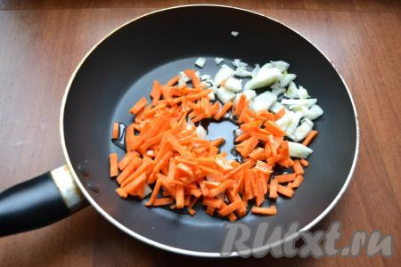 Пока варится картошка, обжарим овощи. Для этого половину луковицы нужно нарезать достаточно мелко (вторую половину луковицы мы будем использовать для формирования фрикаделек), морковь - соломкой, выложить нарезанные овощи в сковороду с растительным маслом.