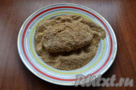 Снова фарш&nbsp;тщательно вымесить и немного отбить, беря его в руки и бросая в миску. Получившийся курино-грибной фарш зрительно разделить на 7-8 частей, именно столько котлет и получится. На достаточно плоскую тарелку насыпать панировочные сухари (или муку). Из каждой части фарша руками, смоченными водой, сформировать котлету, обвалять её в панировочных сухарях (или в муке) со всех сторон. Обваливать в сухарях (или в муке) нужно столько котлет, сколько одновременно поместятся на сковороду.