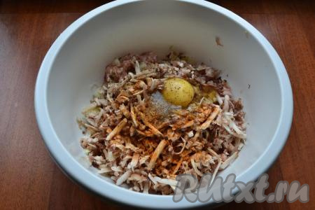 Шампиньоны промыть водой, обсушить, натереть на крупной тёрке в миску с фаршем и луком, добавить сырое яйцо, посолить, всыпать специи по вкусу (я в качестве специй использовала паприку и чёрный молотый перец).