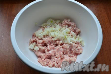 Фарш для котлет я предпочитаю готовить в домашних условиях, для этого беру вымытое и обсушенное куриное филе и пропускаю через мясорубку, можно использовать и покупной куриный фарш. Хлеб замочить в холодной воде, оставить на 3-4 минуты. Выложить фарш в миску, добавить очищенный и мелко нарезанный (или пропущенный через мясорубку, или натёртый на мелкой тёрке) лук.