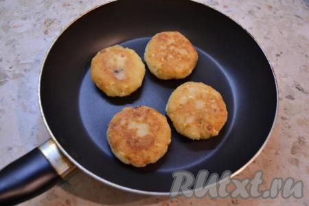 В сковороде разогреть растительное масло, выложить творожно-манные сырники, жарить их до румяности с двух сторон на среднем огне.