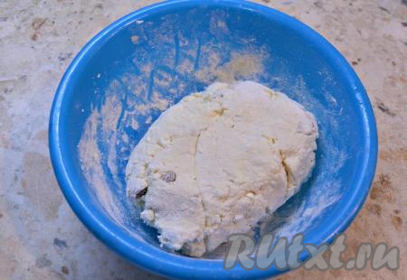 Итоговое тесто для сырников должно получиться мягким, как на фото, слегка липковатым. Если необходимо, частями добавьте ещё 1-1,5 столовых ложки муки, замешивая творожное тесто, которое будет слегка липнуть к рукам. В зависимости от влажности творога, размера яйца, может потребоваться чуть больше или чуть меньше муки, главное - ориентироваться на консистенцию замешиваемого теста. Но учитывайте, что много муки добавлять не следует, чтобы сырники не вышли жёсткими.