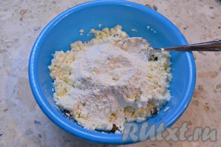 Творожную массу перемешать и оставить на 20 минут. Затем всыпать 2 столовых ложки муки, перемешать тесто.&nbsp;