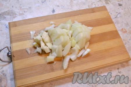 Очищенный репчатый лук нарезать некрупными кусочками.