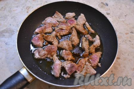 Сковороду разогреть с растительным маслом, выложить свинину, посыпать специями (я использовала специи для мяса).