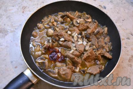 Затем влить в сковороду 200 миллилитров горячей воды, посолить, добавить тонко нарезанные зубчики чеснока, приправить специями (я всыпала 1 чайную ложку паприки), перемешать. Дать воде закипеть, а затем тушить свинину с шампиньонами на медленном огне под прикрытой крышкой&nbsp;15-20 минут (до мягкости мяса), периодически перемешивая.