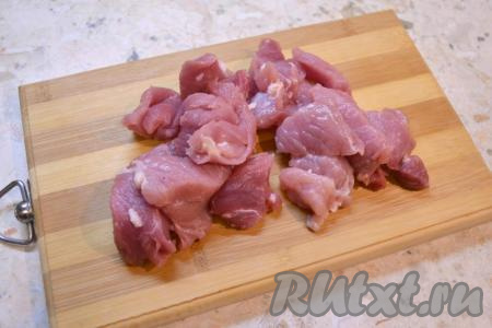 Свинину вымыть, обсушить, нарезать на средние кусочки (можно нарезать брусочками).