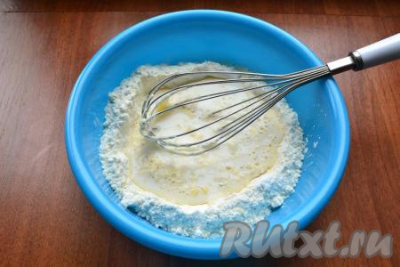 Молоко смешать с водой и вливать в муку частями, перемешивая все венчиком.