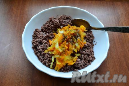 Сердце перекрутить через мясорубку, посолить и поперчить, добавить обжаренные овощи, перемешать и начинка для блинчиков готова.