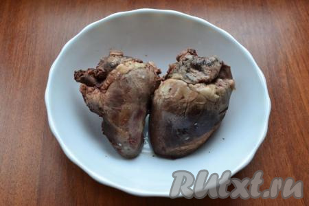 Свиное или говяжье сердце хорошо вымыть, залить водой и оставить в воде на пару часов. Затем полностью залить сердце чистой водой, поставить на огонь, после закипания уменьшить огонь и варить в подсоленной воде до готовности (говяжье сердце варится 2-3 часа, а свиное сердце - 1,5-2 часа). Сердце остудить.