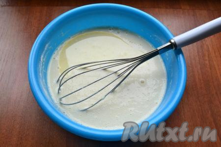 Затем влить растительное масло, венчиком замесить и немного взбить тесто. Блинное тесто получится не слишком густым, но и не жидким.