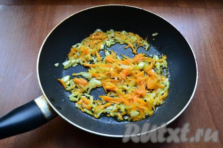 Очищенный репчатый лук нарезать, очищенную морковь натереть на крупной терке, овощи обжарить на растительном масле, помешивая, минуты 3-4 (до мягкости).