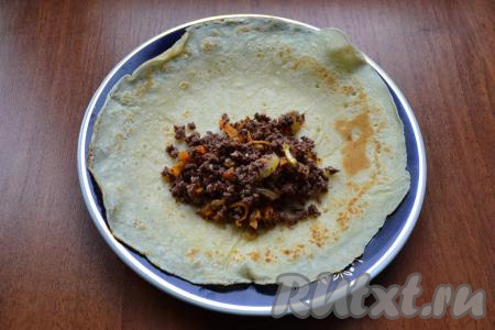 Выложить на каждый блин по 1-2 столовых ложки начинки из сердца.