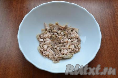 Варёную свинину нарезать достаточно мелко, выложить в миску.