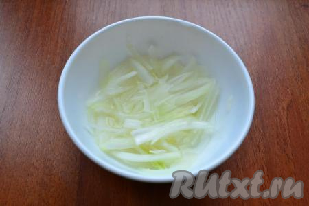 Мякоть свинины вымыть, выложить в кастрюлю, залить полностью водой, поставить на огонь. После закипания воды добавить соль, уменьшить огонь, варить свинину минут 40-45. Затем выложить варёную свинину на тарелку, дать остыть. Репчатый лук очистить, нарезать на тонкие полукольца (или четверть кольца), выложить в небольшую достаточно глубокую тарелку, влить уксус, 50 миллилитров кипящей воды, добавить сахар, перемешать и оставить мариноваться минут на 20.