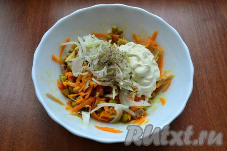 Замариновавшийся лук отжать от маринада и выложить в салат из обжаренной моркови, курицы и горошка, добавить майонез, соль и чёрный молотый перец.