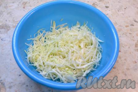 Капусту белокочанную тоненько нашинковать, чуть посолить, помять хорошо руками.