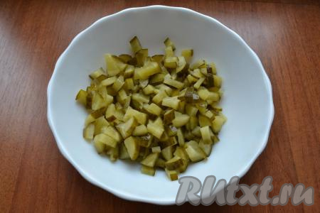 Солёные огурцы нарезать на маленькие кубики.