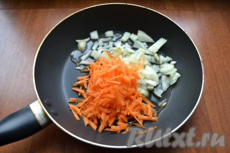 Пока варятся картошка с рисом, займёмся обжариванием овощей. Для этого нужно очистить лук и морковку. В сковороде прогреть растительное масло, выложить морковь, натёртую на крупной тёрке, добавить мелко нарезанный лук.&nbsp;