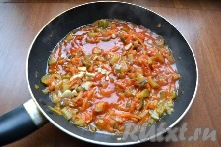 Перемешать содержимое сковороды, подсолить по вкусу, добавить сахар, довести до кипения, уменьшить огонь, протушить заправку минут 5, далее добавить измельчённый чеснок. Заправку перемешать и снять с огня.