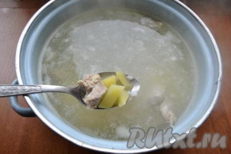 По истечении 30 минут с момента закипания бульона к отваренному мясу добавить картофель и рис, дать закипеть, перемешать, уменьшить огонь, варить минут 20-25 (картошка и рис должны стать мягкими).