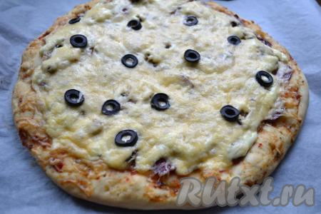 Пиццу выпекать в разогретой до 220-230 градусов духовке около 15 минут.