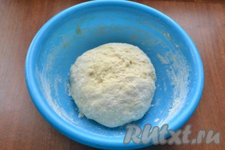 А затем замешивать руками. Замесить мягкое, но не липнущее тесто.