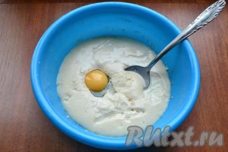 По истечении времени в опару добавить сырое яйцо, соль, влить растительное масло, перемешать.