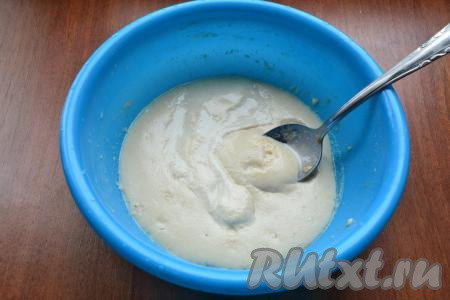 Для приготовления теста в теплое молоко добавить мед, размешать до растворения меда. Затем всыпать дрожжи и добавить 4 столовые ложки муки, перемешать до однородности, накрыть пленкой и оставить получившуюся опару в теплом месте до образования "шапочки" (на 20-25 минут).