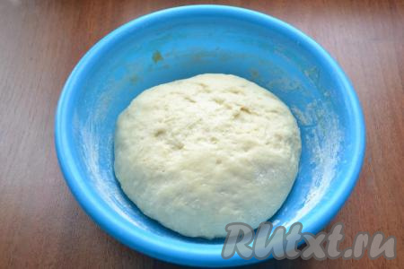 Накрыть тесто пищевой пленкой и оставить для подхода в теплом месте минут на 30.