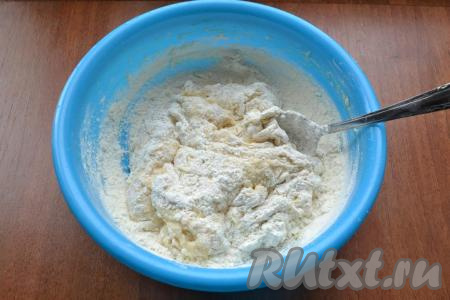 Всыпать оставшуюся муку, замешивать тесто вначале ложкой.