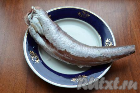 Тушку хека разморозить, удалить внутренности вместе с чёрной плёночкой, отрезать плавники, хорошо промыть рыбу водой и обсушить.