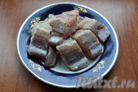 Нарезать рыбу на кусочки шириной около 2 сантиметров, посолить их и поперчить.