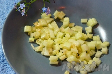 У огурца снять кожуру и нарезать его мелким кубиком, как на фото.
