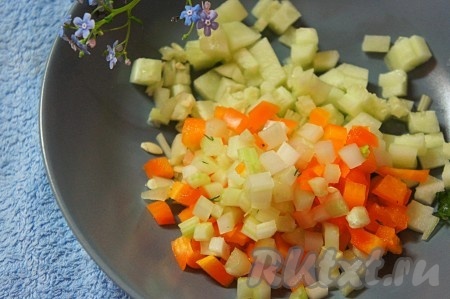 Добавить мелко нарезанный болгарский перец и стебель сельдерея.