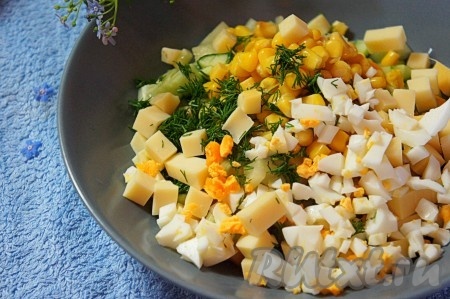 Добавить мелко нарезанное вареное яйцо. Сыр нарежьте мелким кубиком и тоже добавьте в салат. При желании можно положить немного хорошей ветчины, нарезав её предварительно мелким кубиком. Она придаст некую пикантность этому салату (я ветчину не добавляла).
