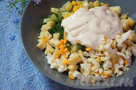 Сметану смешать с майонезом, добавить сушеный базилик, соль и свежесмолотый черный перец, перемешать и заправить этим соусом салат.
