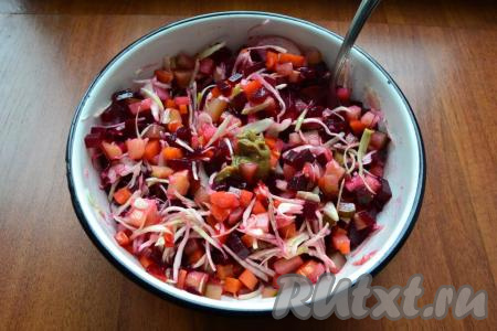 Винегрет посолить, влить растительное масло, перемешать. По желанию, можно добавить острую горчицу, ещё раз хорошо перемешать.&nbsp;