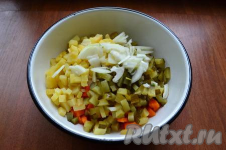 Лук очистить, нарезать на тонкие полукольца, тоже выложить его в миску.