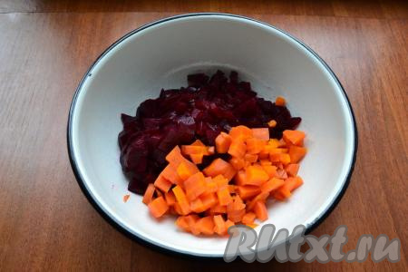 Вымытые картошку и свеклу, не очищая от кожуры, выложить в кастрюлю, залить полностью водой, поставить на огонь. После закипания воды отварить овощи до готовности (если овощи легко прокалываются ножом, значит они готовы, на варку картошки потребуется минут 25-30, моркови - минут 35). В отдельной кастрюле отварить в кожуре до готовности свеклу (на варку может потребоваться 50-70 минут). Морковь, картошку и свеклу остудить. Очистить овощи непосредственно перед приготовлением винегрета. Свеклу и морковь нарезать на небольшие кубики в глубокую миску.