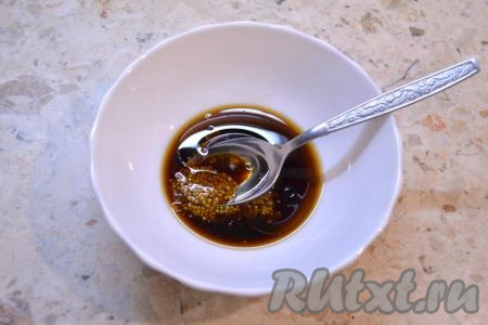 Для приготовления маринада нужно в глубокой тарелке соединить соевый соус, растительное масло и горчицу (у меня - зернистая (французская) горчица, можно использовать обычную), перемешать.