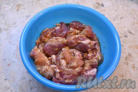 Выложить свиные рёбра в глубокую миску, влить получившийся маринад из соевого соуса, мёда и горчицы, перемешать и оставить мясо промариноваться часа на 2 при комнатной температуре. В процессе маринования рёбрышки нужно будет 3-4 раза перемешать, чтобы они равномерно пропитались маринадом.