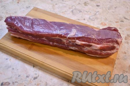 Пласт рёбрышек вымыть и обсушить.