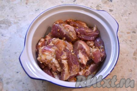 Переложить замаринованные свиные рёбра вместе с маринадом в форму для запекания.