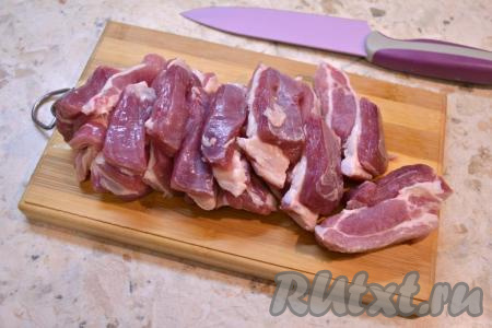 Нарезать рёбрышки на части.