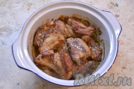 Поместить форму с рёбрышками в холодную духовку, включить духовку и выставить температуру 180 градусов. Запекать свиные рёбра в соевом соусе с мёдом и горчицей 1 час 15 минут.&nbsp;