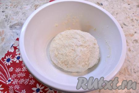 А когда тесто начнёт собирать в ком, продолжать замешивать его руками. В общей сложности вымешивать тесто руками нужно минут 7-8. Понемногу добавляя тёплую воду и тщательно вмешивая её, учитывайте, что тесто должно получиться мягким, не липнущим к рукам. Как только добились нужной консистенции теста, больше воду добавлять не нужно. Миску с тестом прикрыть плёнкой (или полотенцем) и оставить в тёплом месте минут на 30 (до увеличения теста в объёме раза в 2).