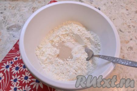 Муку просеять в глубокую миску, сделать углубление, в которое всыпать дрожжи, сахар и соль.